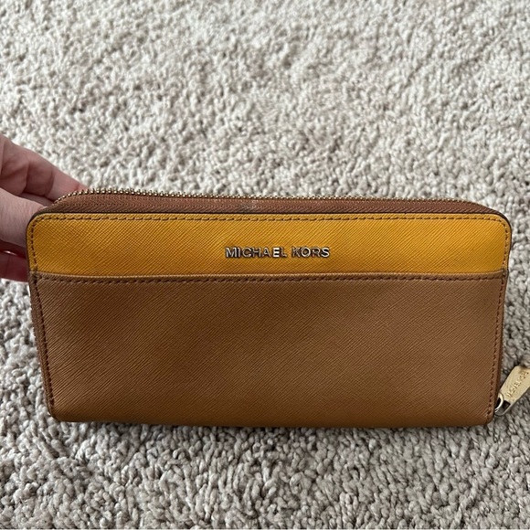 Michael Kors Colorblock Wallet Zip Around - Picture 3 of 9